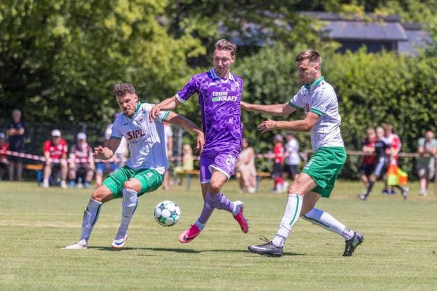 Stammham, Deutschland 04. Juli 2026: Testspiel - 2026 2027 - FC Ingolstadt 04 gegen VfB Eichstätt Im Bild: v. li. im Zweikampf Daniel Spies (VfB), Julian Kügel Kuegel (FCI) und Basian Bösl Boesl (VfB) Sportanlage SV Stammham Bayern *** Stammham, Germany, July 4, 2026, 2026-2027 Preseason Match: FC Ingolstadt 04 vs. VfB Eichstätt. Pictured, from left, in a tackle: Daniel Spies (VfB), Julian Kügel (FCI) and Basian Bösl (VfB) at the SV Stammham sports complex in Bavaria Copyright: xFotostandx xSchäferx