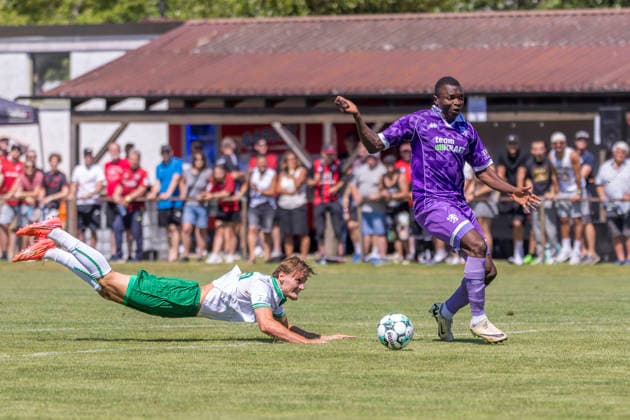 Stammham, Deutschland 04. Juli 2026: Testspiel - 2026 2027 - FC Ingolstadt 04 gegen VfB Eichstätt Im Bild: 2. v.li. Obed Ugondu (FCI) macht das Tor zum 2:0 Sportanlage SV Stammham Bayern *** Stammham, Germany, July 4, 2026: 2026-2027 preseason match between FC Ingolstadt 04 and VfB Eichstätt. Pictured, second from left: Obed Ugondu. FCI scores the goal to make it 2-0. SV Stammham Sports Complex, Bavaria Copyright: xFotostandx xSchäferx