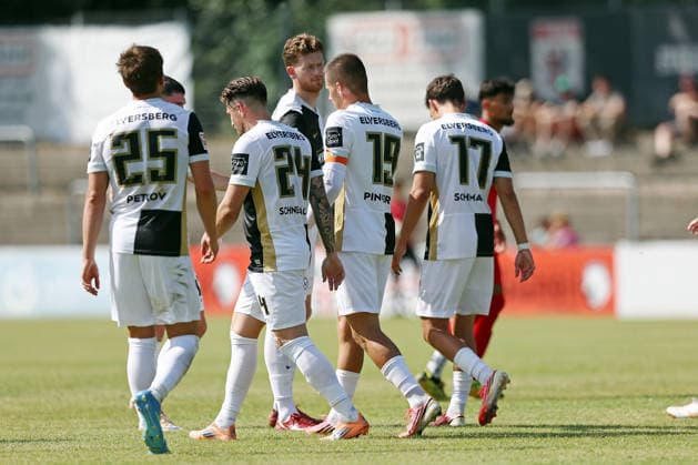 04.07.2026, xovx, Fußball Bundesliga Testspiel, FC Gießen - SV Elversberg Jubel nach dem Tor zum 0:2 durch Lukas Pinckert (SV Elversberg) Gießen Waldstadion Hessen Deutschland (DE) *** July 4, 2026, xovx, Bundesliga Friendly Match, FC Gießen vs. SV Elversberg; Celebration after Lukas Pinckert s goal to make it 0–2; SV Elversberg, Gießen, Waldstadion, Hesse, Germany, DE