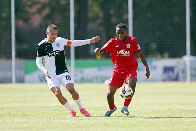 04.07.2026, xovx, Fußball Bundesliga Testspiel, FC Gießen - SV Elversberg v.l. Lukas Pinckert (SV Elversberg), Melvin Curtis Njontie (FC Gießen) Gießen Waldstadion Hessen Deutschland (DE) *** July 4, 2026, xovx, Bundesliga Friendly Match, FC Gießen vs. SV Elversberg, Lukas Pinckert (SV Elversberg), Melvin Curtis Njontie (FC Gießen), Waldstadion, Gießen, Hesse, Germany, DE