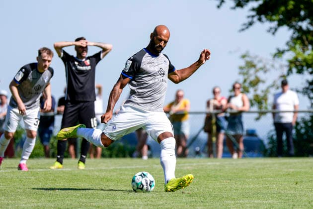 Terrence Boyd (SV Waldhof, 13) beim Elfmeter, Freisteller, Ganzkörper, Einzelbild, Einzelfoto, Aktion, Action, 04.07.2026, Schönbrunn-Moosbrunn (Deutschland), Fussball, Testspiel, SV Moosbrunn - SV Waldhof Mannheim, DFB DFL REGULATIONS PROHIBIT ANY USE OF PHOTOGRAPHS AS IMAGE SEQUENCES AND OR QUASI-VIDEO. *** Terrence Boyd, SV Waldhof, No. 13 taking a penalty kick, free kick, full-body shot, single frame, single photo, action, July 4, 2026, Schönbrunn Moosbrunn, Germany, soccer, friendly match, SV Moosbrunn vs. SV Waldhof Mannheim, DFB and DFL regulations prohibit any use of photographs as image sequences and or quasi-video xozx