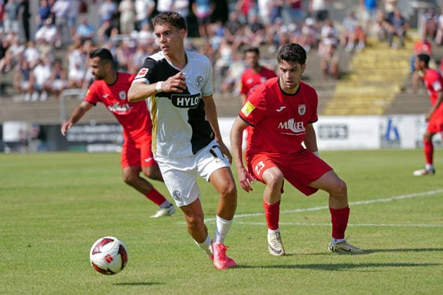 04.07.2026, xovx, Fußball Bundesliga Testspiel, FC Gießen - SV Elversberg v.l. Frederik Schmahl (SV Elversberg), Ege Budda (FC Gießen) Gießen Waldstadion Hessen Deutschland (DE) *** July 4, 2026, xovx, Bundesliga Friendly Match, FC Gießen vs. SV Elversberg, Frederik Schmahl (SV Elversberg), Ege Budda (FC Gießen), Waldstadion, Gießen, Hesse, Germany, DE