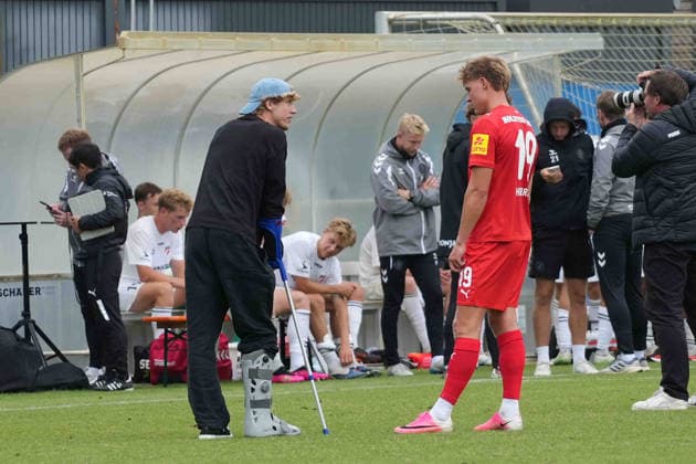 Fußball I Herren I Saison 2026-2027 I Testspiel I Holstein Kiel - FC Fredericia I 04.07.2026 Phil Harres (19, Holstein Kiel) und Lasse Rosenboom (23, Holstein Kiel) reden nach dem Spiel Kiel CITTI FUSSBALL PARK Schleswig-Holstein Deutschland *** Soccer I Men s Team I 2026–2027 Season I Friendly Match I Holstein Kiel vs. FC Fredericia I July 4, 2026 Phil Harres, 19, Holstein Kiel, and Lasse Rosenboom, 23, Holstein Kiel speak after the game at Kiel CITTI FUSSBALL PARK, Schleswig-Holstein, Germany Copyright: xLobeca MaschaxHolmx