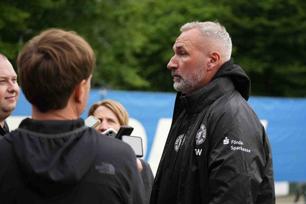 Fußball I Herren I Saison 2026-2027 I Testspiel I Holstein Kiel - FC Fredericia I 04.07.2026 Tim Walter (Trainer, Holstein Kiel) spricht im Interview nach dem Spiel Kiel CITTI FUSSBALL PARK Schleswig-Holstein Deutschland *** Soccer I Men s Team I 2026–2027 Season I Friendly Match I Holstein Kiel vs. FC Fredericia I July 4, 2026 Tim Walter, coach of Holstein Kiel, speaks in a postgame interview at Kiel CITTI FUSSBALL PARK, Schleswig-Holstein, Germany Copyright: xLobeca MaschaxHolmx