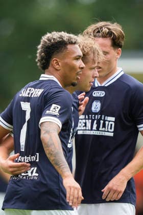 04.07.2026, Stadion, Riddergoar 1, 49824 Laar, GER, Fußball, 3. Liga: Blitzturnier: SV Meppen vs HHC Hardenberg, 2:0-Jubel mit Torschütez Michael Klaß (SV Meppen 14), Mitte DFL REGULATIONS PROHIBIT ANY USE OF PHOTOGRAPHS AS IMAGE SEQUENCES AND OR QUASI-VIDEO. 49824 Laar Niedersachsen Deutschland Stadion, Riddergoar 1 *** July 4, 2026, Stadium, Riddergoar 1, 49824 Laar, GER, Soccer, 3rd Division Blitz Tournament: SV Meppen vs. HHC Hardenberg, 2:0 Celebration with goal scorer Michael Klaß (SV Meppen 14), center. DFL regulations prohibit any use of photographs as image sequences and or quasi-video. 49824 Laar, Lower Saxony, Germany, Stadium, Riddergoar 1