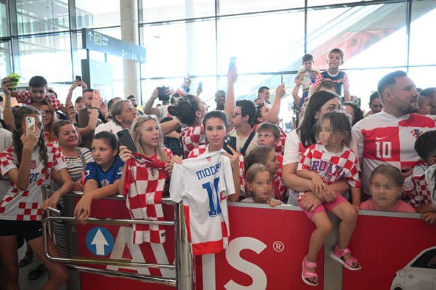 Croatia national football team welcomed home after FIFA World Cup, WM, Weltmeisterschaft, Fussball 2026 Fans wait for the arrival of the Croatia national football team at Zagreb International Airport in Velika Gorica, Croatia, on July 4, 2026, as the squad returns from the 2026 FIFA World Cup in the United States.  DavorxPuklavec PIXSELL