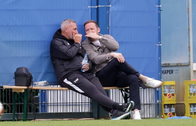Trainer Tim Walter (Holstein Kiel) und Olaf Rebbe Fussball, Herren, Saison 2026 2027, 2.BL, Trainingsgelaende, Testspiel, Saisonvorbereitung, Holstein Kiel gegen FC Fredericia (2.Liga Daenemark), 1-3 DFL REGULATIONS PROHIBIT ANY USE OF PHOTOGRAPHS AS IMAGE SEQUENCES AND OR QUASI-VIDEO. *** Coach Tim Walter, Holstein Kiel, and Olaf Rebbe; Soccer, Men s, 2026–2027 Season, 2nd Bundesliga, training grounds, friendly match, preseason, Holstein Kiel vs. FC Fredericia (2nd Division, Denmark), 1:3. DFL regulations prohibit any use of photographs as image sequences and or quasi-video.