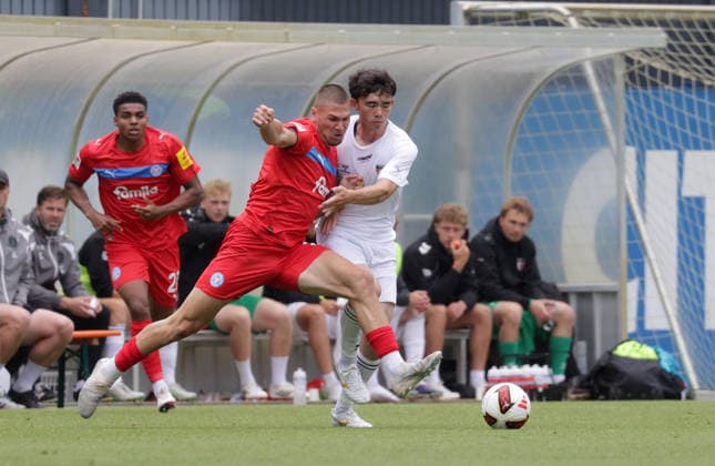 Marcus Mueller (Holstein Kiel), Lauritz Dauerhoj (FC Fredericia) Fussball, Herren, Saison 2026 2027, 2.BL, Trainingsgelaende, Testspiel, Saisonvorbereitung, Holstein Kiel gegen FC Fredericia (2.Liga Daenemark), 1-3 DFL REGULATIONS PROHIBIT ANY USE OF PHOTOGRAPHS AS IMAGE SEQUENCES AND OR QUASI-VIDEO. *** Marcus Mueller, Holstein Kiel; Lauritz Dauerhoj, FC Fredericia; Soccer; Men s; 2026–2027 Season; 2nd Division, Training Ground, Friendly Match, Preseason, Holstein Kiel vs. FC Fredericia, Danish 2nd Division, 1:3. DFL regulations prohibit any use of photographs as image sequences and or quasi-video.
