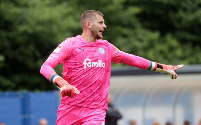 Torhueter Timon Weiner (Holstein Kiel) Fussball, Herren, Saison 2026 2027, 2.BL, Trainingsgelaende, Testspiel, Saisonvorbereitung, Holstein Kiel gegen FC Fredericia (2.Liga Daenemark), 1-3 DFL REGULATIONS PROHIBIT ANY USE OF PHOTOGRAPHS AS IMAGE SEQUENCES AND OR QUASI-VIDEO. *** Goalkeeper Timon Weiner, Holstein Kiel Soccer, Men s Team, 2026–2027 Season, 2. Bundesliga, Training Ground, Friendly Match, Preseason, Holstein Kiel vs. FC Fredericia (2. Liga, Denmark), 1:3. DFL regulations prohibit any use of photographs as image sequences and or quasi-video.