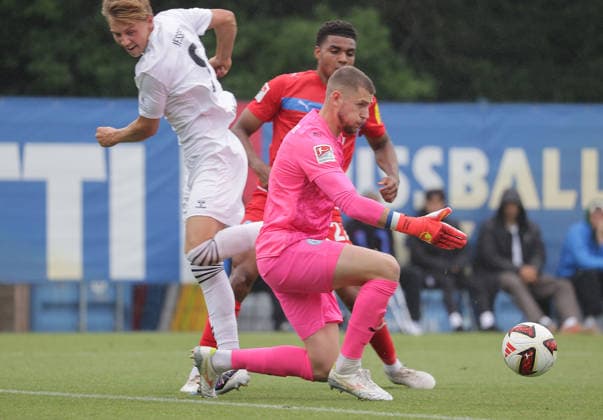 Torhueter Timon Weiner (Holstein Kiel), Jakob Jessen (FC Fredericia), Ikem Ugoh (Holstein Kiel) Fussball, Herren, Saison 2026 2027, 2.BL, Trainingsgelaende, Testspiel, Saisonvorbereitung, Holstein Kiel gegen FC Fredericia (2.Liga Daenemark), 1-3 DFL REGULATIONS PROHIBIT ANY USE OF PHOTOGRAPHS AS IMAGE SEQUENCES AND OR QUASI-VIDEO. *** Goalkeeper Timon Weiner, Holstein Kiel; Jakob Jessen, FC Fredericia; Ikem Ugoh, Holstein Kiel; Soccer, Men s, 2026–2027 Season, 2nd Division, Training Ground, Friendly Match, Preseason, Holstein Kiel vs. FC Fredericia, Danish 2nd Division, 1–3. DFL regulations prohibit any use of photographs as image sequences and or quasi-video.