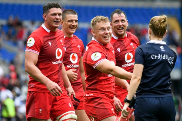 Rugby Union - 2026 Nations Championship - Southern Hemisphere Series, Round One - Fiji vs. Wales - Cardiff City Stadium, Cardiff - Saturday 4th July 2026 A smiling Sam Costelow WALES shakes hands with Hollie Davidson after the victory Pic- COLORSPORT Winston Bynorth 