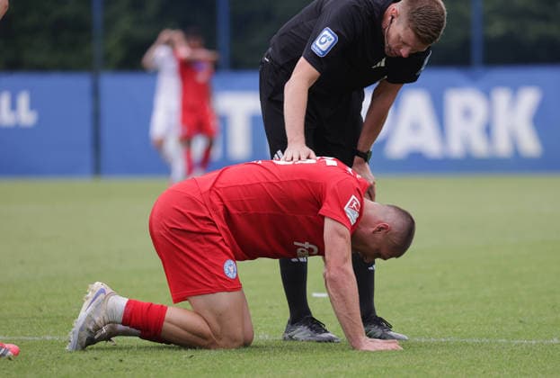 Schiedsrichter Robert Schroeder kuemmert sich um Marcus Mueller (Holstein Kiel) Fussball, Herren, Saison 2026 2027, 2.BL, Trainingsgelaende, Testspiel, Saisonvorbereitung, Holstein Kiel gegen FC Fredericia (2.Liga Daenemark), 1-3 DFL REGULATIONS PROHIBIT ANY USE OF PHOTOGRAPHS AS IMAGE SEQUENCES AND OR QUASI-VIDEO. *** Referee Robert Schroeder is in charge of Marcus Mueller Holstein Kiel Soccer, Men s, 2026–2027 Season, 2nd Bundesliga, Training Ground, Friendly Match, Preseason, Holstein Kiel vs. FC Fredericia (2nd Division, Denmark), 1:3. DFL regulations prohibit any use of photographs as image sequences and or quasi-video.