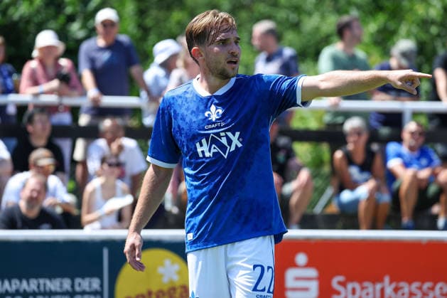 2026.07.04 xjfax Testspiel anlässlich des 150-jährigen Vereinsjubiläums der SG Arheilgen, SG Arheilgen - SV Darmstadt 98 v.l., Lars Kehl (SV Darmstadt 98) gibt Anweisungen, gestikuliert, mit den Armen gestikulieren gives instructions, gesticulate. (DFL DFB REGULATIONS PROHIBIT ANY USE OF PHOTOGRAPHS as IMAGE SEQUENCES and or QUASI-VIDEO) *** July 4, 2026 xjfax Friendly match in honor of SG Arheilgen’s 150th anniversary, SG Arheilgen vs. SV Darmstadt 98 (from left), Lars Kehl of SV Darmstadt 98 gives instructions, gesticulates with his arms; DFL and DFB regulations prohibit any use of photographs as image sequences and or quasi-video. Copyright: HMBxMedia JoaquimxFerreira