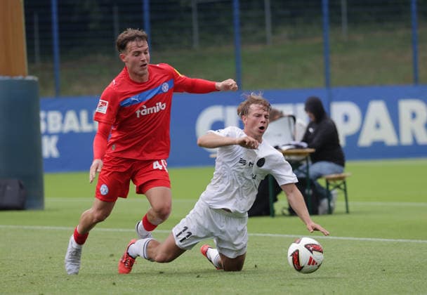 Leon Parduzi (Holstein Kiel) im Duell mit Elias Hansberg (FC Fredericia)Fussball, Herren, Saison 2026 2027, 2.BL, Trainingsgelaende, Testspiel, Saisonvorbereitung, Holstein Kiel gegen FC Fredericia (2.Liga Daenemark), 1-3 DFL REGULATIONS PROHIBIT ANY USE OF PHOTOGRAPHS AS IMAGE SEQUENCES AND OR QUASI-VIDEO. *** Leon Parduzi of Holstein Kiel faces off against Elias Hansberg of FC Fredericia; Soccer, Men s, 2026–2027 Season, 2nd Division, Training Ground, Friendly Match, Preseason, Holstein Kiel vs. FC Fredericia, Danish 2nd Division, 1:3. DFL regulations prohibit any use of photographs as image sequences and or quasi-video.