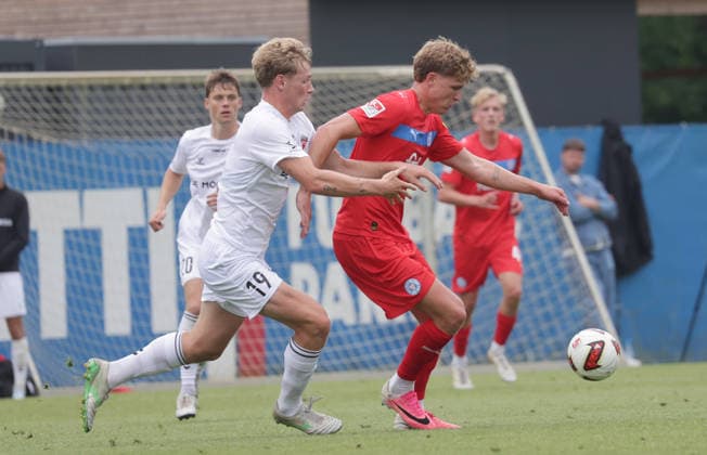 Phil Harres (Holstein Kiel), Eskild Dall (FC Fredericia) Fussball, Herren, Saison 2026 2027, 2.BL, Trainingsgelaende, Testspiel, Saisonvorbereitung, Holstein Kiel gegen FC Fredericia (2.Liga Daenemark), 1-3 DFL REGULATIONS PROHIBIT ANY USE OF PHOTOGRAPHS AS IMAGE SEQUENCES AND OR QUASI-VIDEO. *** Phil Harres, Holstein Kiel; Eskild Dall, FC Fredericia; Soccer; Men s; 2026–2027 Season; 2nd Division, Training Ground, Friendly Match, Preseason, Holstein Kiel vs. FC Fredericia, Danish 2nd Division, 1:3. DFL regulations prohibit any use of photographs as image sequences and or quasi-video.