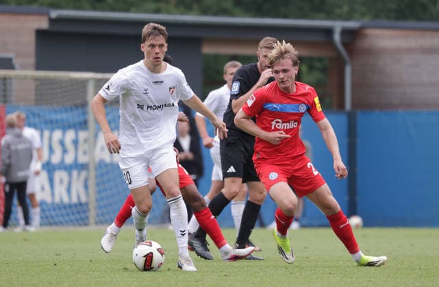 Daniel Haarbo (FC Fredericia), Niklas Niehoff (Holstein Kiel) Fussball, Herren, Saison 2026 2027, 2.BL, Trainingsgelaende, Testspiel, Saisonvorbereitung, Holstein Kiel gegen FC Fredericia (2.Liga Daenemark), 1-3 DFL REGULATIONS PROHIBIT ANY USE OF PHOTOGRAPHS AS IMAGE SEQUENCES AND OR QUASI-VIDEO. *** Daniel Haarbo, FC Fredericia; Niklas Niehoff, Holstein Kiel Soccer, Men s, 2026–2027 Season, 2nd Division, Training Ground, Friendly Match, Preseason, Holstein Kiel vs. FC Fredericia, Danish 2nd Division, 1:3. DFL regulations prohibit any use of photographs as image sequences and or quasi-video.
