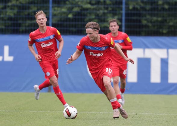 Jonas Therkelsen (Holstein Kiel) Fussball, Herren, Saison 2026 2027, 2.BL, Trainingsgelaende, Testspiel, Saisonvorbereitung, Holstein Kiel gegen FC Fredericia (2.Liga Daenemark), 1-3 DFL REGULATIONS PROHIBIT ANY USE OF PHOTOGRAPHS AS IMAGE SEQUENCES AND OR QUASI-VIDEO. *** Jonas Therkelsen, Holstein Kiel Soccer, Men s Team, 2026–2027 Season, 2nd Bundesliga, Training Ground, Friendly Match, Preseason, Holstein Kiel vs. FC Fredericia (2nd Division, Denmark), 1:3. DFL regulations prohibit any use of photographs as image sequences and or quasi-video.