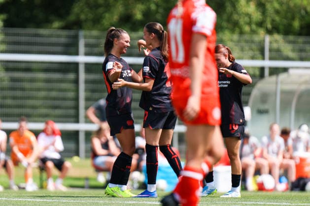 Testspiel: Bayer 04 Leverkusen - 1. FSV Mainz 05; 04.07.2026 Maja Sternad (Bayer 04 Leverkusen, 23) Valentina Mädl (Bayer 04 Leverkusen, 17) und Estrella Merino Gonzalez (Bayer 04 Leverkusen, 10) Jubel zum 1:0 durch Maja Sternad (Bayer 04 Leverkusen, 23) Testspiel: Bayer 04 Leverkusen - 1. FSV Mainz 05; Köln, Leistubgszentrum Kurtekotten ;04.07.2026 *** Friendly Match: Bayer 04 Leverkusen 1, FSV Mainz 05 0, April 7, 2026 Maja Sternad, Bayer 04 Leverkusen, 23 Valentina Mädl, Bayer 04 Leverkusen, 17, and Estrella Merino Gonzalez, Bayer 04 Leverkusen, 10, celebrating the 1–0 goal by Maja Sternad, Bayer 04 Leverkusen, 23 Friendly Match: Bayer 04 Leverkusen 1, FSV Mainz 05, Cologne, Kurtekotten Training Center, July 4, 2026 Copyright: xBEAUTIFULxSPORTS Freisenx