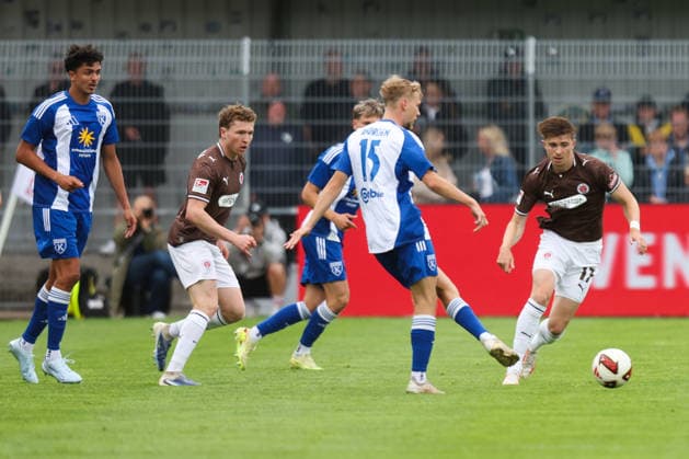 04.07.2026, Fussball, Herren, Regionalliga Nord, Testspiel, BSV Kickers Emden - FC St Pauli Bent Andresen (blau 15 BSV Kickers Emden) *** July 4, 2026, Soccer, Men s, Regionalliga Nord, Friendly Match, BSV Kickers Emden vs. FC St. Pauli, Bent Andresen (blue) 15, BSV Kickers Emden
