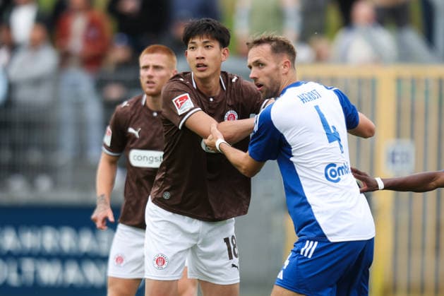 04.07.2026, Fussball, Herren, Regionalliga Nord, Testspiel, BSV Kickers Emden - FC St Pauli Taichi Hara (FC St Pauli) im Zweikampf mit Fabian Herbst (blau 4 BSV Kickers Emden) *** July 4, 2026, Soccer, Men s, Regionalliga Nord, Friendly Match, BSV Kickers Emden vs. FC St. Pauli, Taichi Hara (FC St. Pauli) in a tackle with Fabian Herbst (blue jersey 4, BSV Kickers Emden)