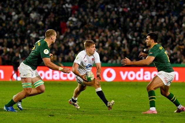 Jack van Poortvliet of England in action against Cameron Hanekom (left) and Damian de Allende of South Africa South Africa v England, Nations Championship 2026, Rugby Union International, Emirates Airline Park, Johannesburg, South Africa - 04 Jul 2026Johannesburg Emirates Airline Park South Africa  Copyright: xWaldoxSwiegers Shutterstockx 16975560v
