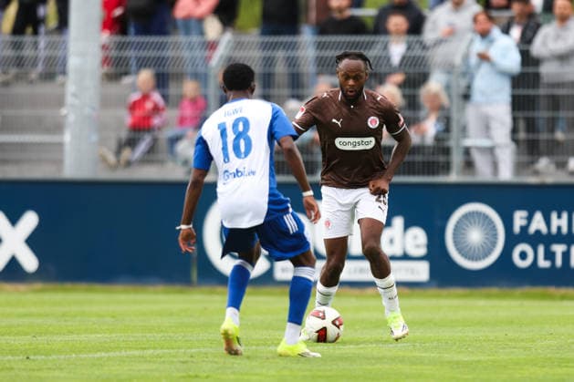 04.07.2026, Fussball, Herren, Regionalliga Nord, Testspiel, BSV Kickers Emden - FC St Pauli Ricky-Jade Jones (FC St Pauli) im Zweikampf mit Michael Igwe (blau 18 BSV Kickers Emden) *** July 4, 2026, Soccer, Men s, Regionalliga Nord, Friendly Match, BSV Kickers Emden vs. FC St. Pauli, Ricky Jade Jones of FC St. Pauli in a tackle with Michael Igwe (No. 18, BSV Kickers Emden)