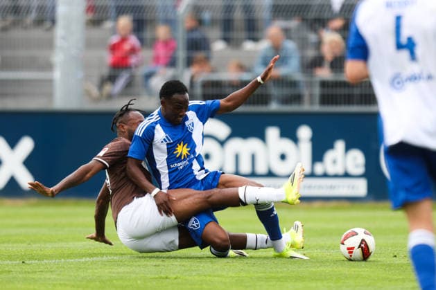 04.07.2026, Fussball, Herren, Regionalliga Nord, Testspiel, BSV Kickers Emden - FC St Pauli Ricky-Jade Jones (FC St Pauli) im Zweikampf mit Michael Igwe (blau 18 BSV Kickers Emden) *** July 4, 2026, Soccer, Men s, Regionalliga Nord, Friendly Match, BSV Kickers Emden vs. FC St. Pauli, Ricky Jade Jones of FC St. Pauli in a tackle with Michael Igwe (No. 18, BSV Kickers Emden)