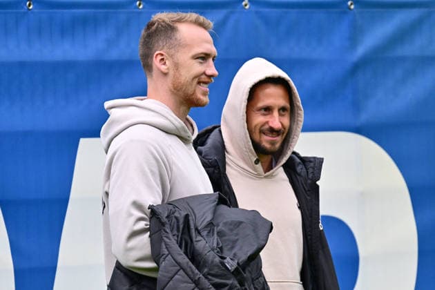 04.07.2026, Fußball, Herren, 2.BL (Bundesliga), Testspiel, Saison 2026 2027, Holstein Kiel - FC Fredericia, KSV Sebastian Schonlau (Bascho) als Zuschauer mit Steven Skrzybski (re.) Kiel Projensdorf, Trainingsplatz Schleswig-Holstein Deutschland *** July 4, 2026, Soccer, Men s, 2nd Bundesliga, Friendly Match, 2026–2027 Season, Holstein Kiel vs. FC Fredericia, KSV Sebastian Schonlau Bascho in the stands with Steven Skrzybski at Kiel Projensdorf, Training Ground, Schleswig-Holstein, Germany