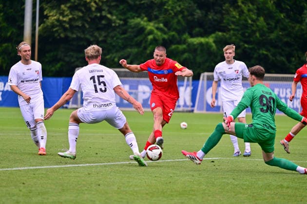 04.07.2026, Fußball, Herren, 2.BL (Bundesliga), Testspiel, Saison 2026 2027, Holstein Kiel - FC Fredericia, KSV Marcus Müller Kiel Projensdorf, Trainingsplatz Schleswig-Holstein Deutschland *** July 4, 2026, Soccer, Men s, 2nd Division Bundesliga, Friendly Match, 2026–2027 Season, Holstein Kiel vs. FC Fredericia, KSV Marcus Müller Kiel Projensdorf, Training Ground, Schleswig-Holstein, Germany