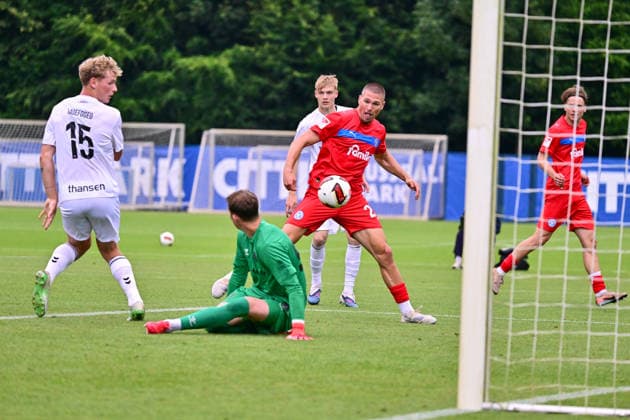 04.07.2026, Fußball, Herren, 2.BL (Bundesliga), Testspiel, Saison 2026 2027, Holstein Kiel - FC Fredericia, KSV Marcus Müller Kiel Projensdorf, Trainingsplatz Schleswig-Holstein Deutschland *** July 4, 2026, Soccer, Men s, 2nd Division Bundesliga, Friendly Match, 2026–2027 Season, Holstein Kiel vs. FC Fredericia, KSV Marcus Müller Kiel Projensdorf, Training Ground, Schleswig-Holstein, Germany