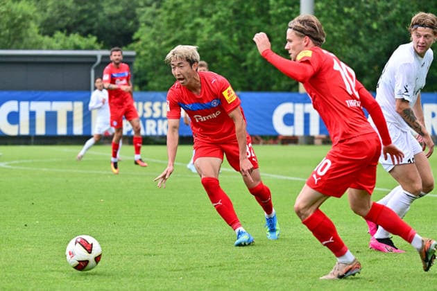 04.07.2026, Fußball, Herren, 2.BL (Bundesliga), Testspiel, Saison 2026 2027, Holstein Kiel - FC Fredericia, KSV Hiroki Sekine mit Jonas Therkelsen (re.) Kiel Projensdorf, Trainingsplatz Schleswig-Holstein Deutschland *** July 4, 2026, Soccer, Men s, 2nd Bundesliga, Friendly Match, 2026–2027 Season, Holstein Kiel vs. FC Fredericia, KSV Hiroki Sekine with Jonas Therkelsen at Kiel Projensdorf, Training Ground, Schleswig-Holstein, Germany