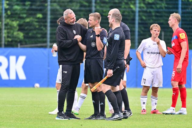 04.07.2026, Fußball, Herren, 2.BL (Bundesliga), Testspiel, Saison 2026 2027, Holstein Kiel - FC Fredericia, KSV Trainer Tim Walter (Kiel) Kiel Projensdorf, Trainingsplatz Schleswig-Holstein Deutschland *** July 4, 2026, Soccer, Men s, 2nd Division Bundesliga, Friendly Match, 2026–2027 Season, Holstein Kiel vs. FC Fredericia, KSV Coach Tim Walter, Kiel Projensdorf, Training Ground, Schleswig-Holstein, Germany