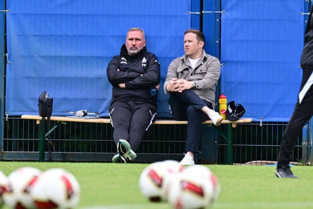 04.07.2026, Fußball, Herren, 2.BL (Bundesliga), Testspiel, Saison 2026 2027, Holstein Kiel - FC Fredericia, KSV Trainer Tim Walter (Kiel) mit Geschäftsführer Olaf Rebbe (re.) Kiel Projensdorf, Trainingsplatz Schleswig-Holstein Deutschland *** July 4, 2026, Soccer, Men s, 2nd Division Bundesliga, Friendly Match, 2026–2027 Season, Holstein Kiel vs. FC Fredericia, KSV Coach Tim Walter Kiel with Sporting Director Olaf Rebbe in Kiel-Projensdorf, Training Ground, Schleswig-Holstein, Germany
