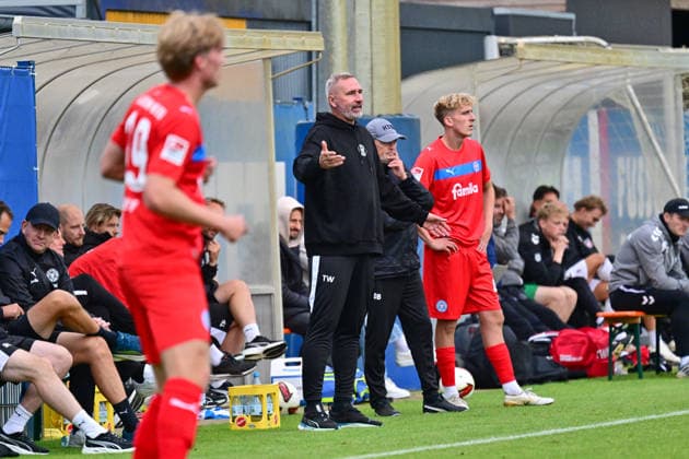 04.07.2026, Fußball, Herren, 2.BL (Bundesliga), Testspiel, Saison 2026 2027, Holstein Kiel - FC Fredericia, KSV Trainer Tim Walter (Kiel) Kiel Projensdorf, Trainingsplatz Schleswig-Holstein Deutschland *** July 4, 2026, Soccer, Men s, 2nd Division Bundesliga, Friendly Match, 2026–2027 Season, Holstein Kiel vs. FC Fredericia, KSV Coach Tim Walter, Kiel Projensdorf, Training Ground, Schleswig-Holstein, Germany