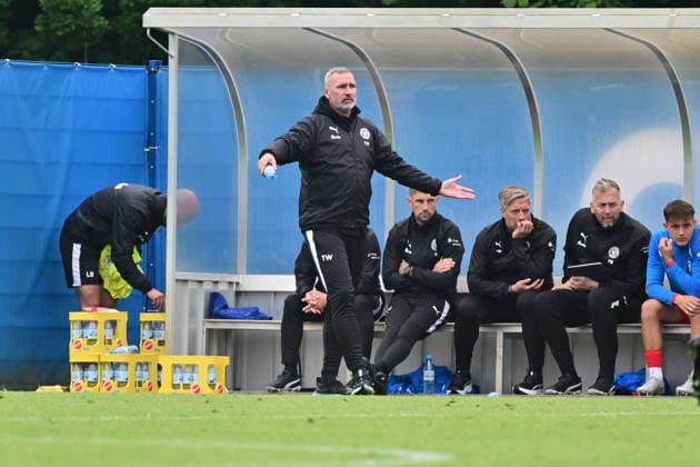 04.07.2026, Fußball, Herren, 2.BL (Bundesliga), Testspiel, Saison 2026 2027, Holstein Kiel - FC Fredericia, KSV Trainer Tim Walter (Kiel) Kiel Projensdorf, Trainingsplatz Schleswig-Holstein Deutschland *** July 4, 2026, Soccer, Men s, 2nd Division Bundesliga, Friendly Match, 2026–2027 Season, Holstein Kiel vs. FC Fredericia, KSV Coach Tim Walter, Kiel Projensdorf, Training Ground, Schleswig-Holstein, Germany