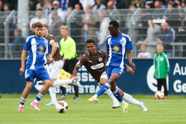 04.07.2026, Fussball, Herren, Regionalliga Nord, Testspiel, BSV Kickers Emden - FC St Pauli Joel Chima Fujita (FC St Pauli) im Zweikampf mit Michael Igwe (blau 18 BSV Kickers Emden) *** July 4, 2026, Soccer, Men s, Regionalliga Nord, Friendly Match, BSV Kickers Emden vs. FC St. Pauli, Joel Chima Fujita (FC St. Pauli) in a tackle with Michael Igwe (blue, No. 18, BSV Kickers Emden)