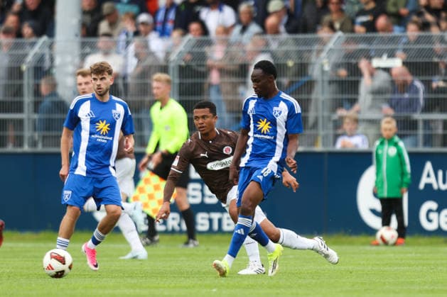 04.07.2026, Fussball, Herren, Regionalliga Nord, Testspiel, BSV Kickers Emden - FC St Pauli Joel Chima Fujita (FC St Pauli) im Zweikampf mit Michael Igwe (blau 18 BSV Kickers Emden) *** July 4, 2026, Soccer, Men s, Regionalliga Nord, Friendly Match, BSV Kickers Emden vs. FC St. Pauli, Joel Chima Fujita (FC St. Pauli) in a tackle with Michael Igwe (blue, No. 18, BSV Kickers Emden)