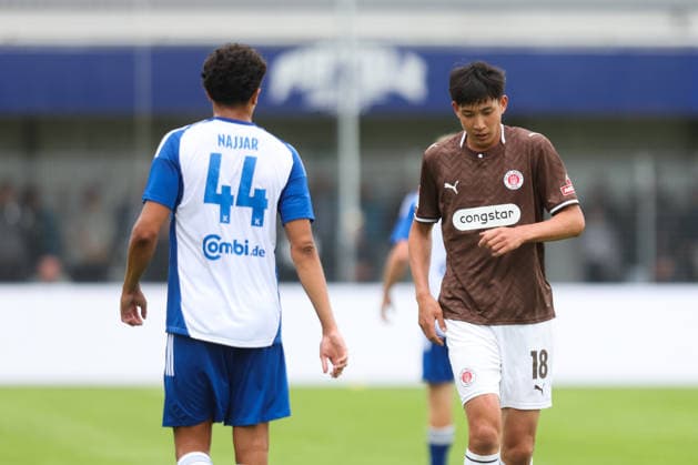 04.07.2026, Fussball, Herren, Regionalliga Nord, Testspiel, BSV Kickers Emden - FC St Pauli Taichi Hara (FC St Pauli) im Zweikampf mit Jamil Najjar (blau 44 BSV Kickers Emden) *** July 4, 2026, Soccer, Men s, Regionalliga Nord, Friendly Match, BSV Kickers Emden vs. FC St. Pauli, Taichi Hara (FC St. Pauli) in a tackle with Jamil Najjar (blue, No. 44, BSV Kickers Emden)
