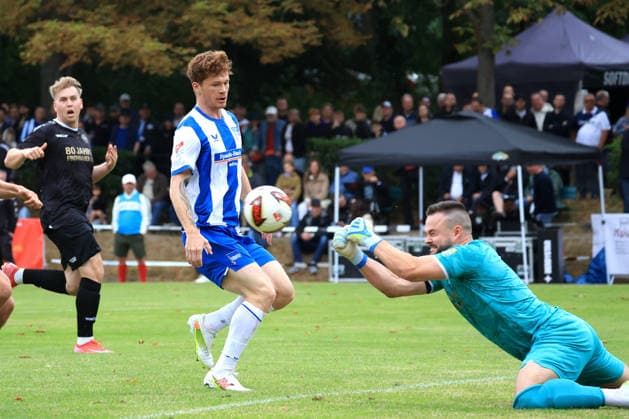 DEU, DFL, 2. FBL, Frohnauer SC vs Hertha BSC, 04.07.2026, Frohnau, Berlin, DEU, DFL, 2. FBL, Frohnauer SC vs Hertha BSC, im Bild Sebastian Groenning (Hertha BSC Berlin 17), Sebastian Paul (Frohnauer SC 1) DFL - regulations prohibit any use of Photographs as image sequences and or quasi-video *** DEU, DFL, 2nd Regional League, Frohnauer SC vs. Hertha BSC, July 4, 2026, Frohnau, Berlin, DEU, DFL, 2nd Regional League, Frohnauer SC vs. Hertha BSC; pictured: Sebastian Groenning (Hertha BSC Berlin 17) and Sebastian Paul (Frohnauer SC 1). DFL regulations prohibit any use of photographs as image sequences and or quasi-video. nordphotoxGmbHx xEngler nph00076