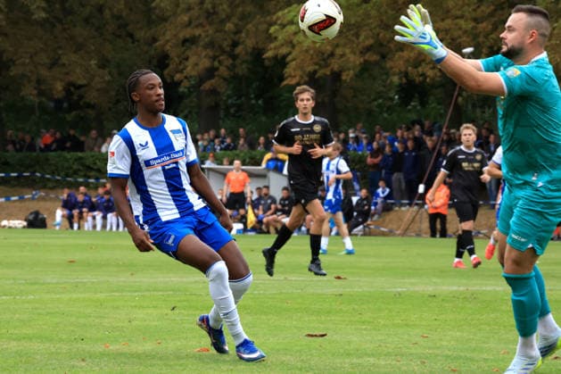 DEU, DFL, 2. FBL, Frohnauer SC vs Hertha BSC, 04.07.2026, Frohnau, Berlin, DEU, DFL, 2. FBL, Frohnauer SC vs Hertha BSC, im Bild Jelani Ndi (Hertha BSC Berlin 28), Sebastian Paul (Frohnauer SC 1) DFL - regulations prohibit any use of Photographs as image sequences and or quasi-video *** DEU, DFL, 2nd Regional League, Frohnauer SC vs. Hertha BSC, July 4, 2026, Frohnau, Berlin, DEU, DFL, 2nd Regional League, Frohnauer SC vs. Hertha BSC; pictured: Jelani Ndi (Hertha BSC Berlin 28) and Sebastian Paul (Frohnauer SC 1). DFL regulations prohibit any use of photographs as image sequences and or quasi-video. nordphotoxGmbHx xEngler nph00076