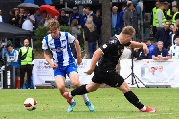 DEU, DFL, 2. FBL, Frohnauer SC vs Hertha BSC, 04.07.2026, Frohnau, Berlin, DEU, DFL, 2. FBL, Frohnauer SC vs Hertha BSC, Mayson Grothe (Hertha BSC Berlin 50), Nils Ehret (Frohnauer SC 22) DFL - regulations prohibit any use of Photographs as image sequences and or quasi-video *** DEU, DFL, 2nd Regional League, Frohnauer SC vs. Hertha BSC, July 4, 2026, Frohnau, Berlin, DEU, DFL, 2nd Regional League, Frohnauer SC vs. Hertha BSC, Mayson Grothe (Hertha BSC Berlin) 50, Nils Ehret (Frohnauer SC) 22. DFL regulations prohibit any use of photographs as image sequences and or quasi-video. nordphotoxGmbHx xEngler nph00076