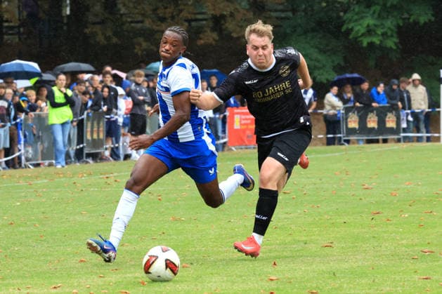 DEU, DFL, 2. FBL, Frohnauer SC vs Hertha BSC, 04.07.2026, Frohnau, Berlin, DEU, DFL, 2. FBL, Frohnauer SC vs Hertha BSC, Jelani Ndi (Hertha BSC Berlin 28), Nils Ehret (Frohnauer SC 11) DFL - regulations prohibit any use of Photographs as image sequences and or quasi-video *** DEU, DFL, 2nd Regional League, Frohnauer SC vs. Hertha BSC, July 4, 2026, Frohnau, Berlin, DEU, DFL, 2nd Regional League, Frohnauer SC vs. Hertha BSC, Jelani Ndi (Hertha BSC Berlin) 28, Nils Ehret (Frohnauer SC) 11. DFL regulations prohibit any use of photographs as image sequences and or quasi-video. nordphotoxGmbHx xEngler nph00076