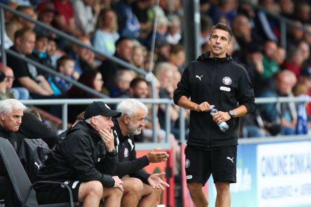 04.07.2026, Fussball, Herren, Regionalliga Nord, Testspiel, BSV Kickers Emden - FC St Pauli Trainer Marcel Rapp (FC St Pauli) *** July 4, 2026, Soccer, Men s, Regionalliga Nord, Friendly Match, BSV Kickers Emden vs. FC St. Pauli, Coach Marcel Rapp, FC St. Pauli