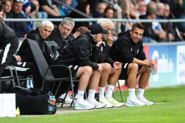 04.07.2026, Fussball, Herren, Regionalliga Nord, Testspiel, BSV Kickers Emden - FC St Pauli Trainer Marcel Rapp (FC St Pauli) *** July 4, 2026, Soccer, Men s, Regionalliga Nord, Friendly Match, BSV Kickers Emden vs. FC St. Pauli, Coach Marcel Rapp, FC St. Pauli