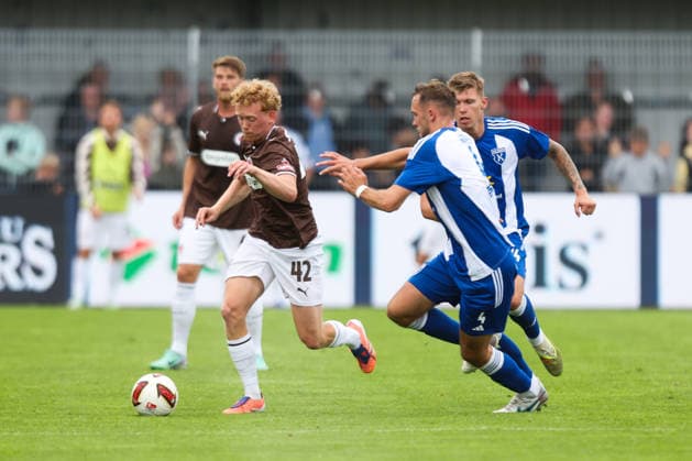 04.07.2026, Fussball, Herren, Regionalliga Nord, Testspiel, BSV Kickers Emden - FC St Pauli Marwin Schmitz (FC St Pauli) im Zweikampf mit Fabian Herbst (blau 4 BSV Kickers Emden) *** July 4, 2026, Soccer, Men s, Regionalliga Nord, Friendly Match, BSV Kickers Emden vs. FC St. Pauli, Marwin Schmitz (FC St. Pauli) in a tackle with Fabian Herbst (blue jersey 4, BSV Kickers Emden)