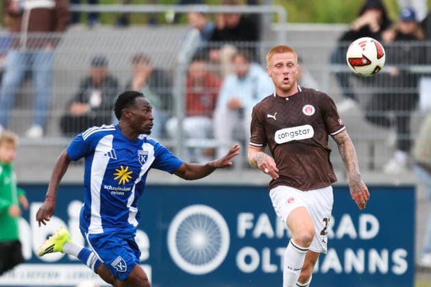 04.07.2026, Fussball, Herren, Regionalliga Nord, Testspiel, BSV Kickers Emden - FC St Pauli Louis Oppie (FC St Pauli) im Zweikampf mit Michael Igwe (blau 18 BSV Kickers Emden) *** July 4, 2026, Soccer, Men s, Regionalliga Nord, Friendly Match, BSV Kickers Emden vs. FC St. Pauli, Louis Oppie (FC St. Pauli) in a tackle with Michael Igwe (blue, No. 18, BSV Kickers Emden)