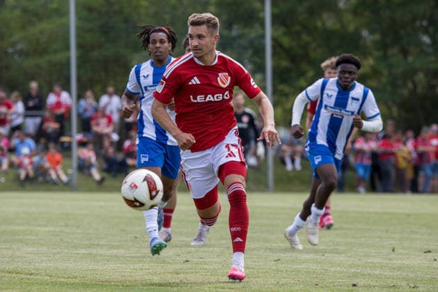 Peitz, Deutschland 04. Juli 2026: Testspiel - 2026 2027 - FC Energie Cottbus gegen Hertha BSC II Im Bild: Julian Guttau (Energie Cottbus) point S Reifenlehnigk Sportpark Brandenburg *** Peitz, Germany, July 4, 2026 Friendly Match 2026–2027: FC Energie Cottbus vs. Hertha BSC II Pictured: Julian Guttau, Energie Cottbus, at the S Reifenlehnigk Sportpark in Brandenburg Copyright: xFotostandx xWeilandx