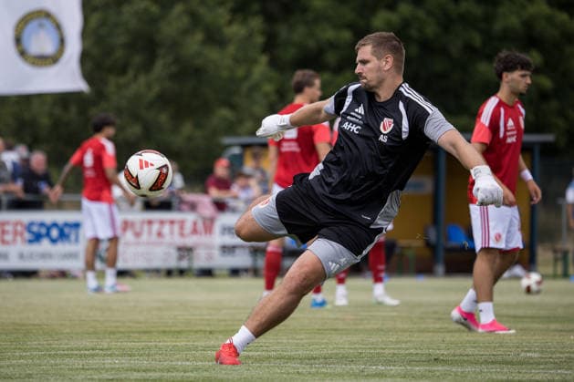 Peitz, Deutschland 04. Juli 2026: Testspiel - 2026 2027 - FC Energie Cottbus gegen Hertha BSC II Im Bild: Torwarttrainer Alexander Sebald (Energie Cottbus) point S Reifenlehnigk Sportpark Brandenburg *** Peitz, Germany, July 4, 2026: 2026-2027 preseason match between FC Energie Cottbus and Hertha BSC II. Pictured: Goalkeeper coach Alexander Sebald of Energie Cottbus at the S Reifenlehnigk Sportpark in Brandenburg. Copyright: xFotostandx xWeilandx
