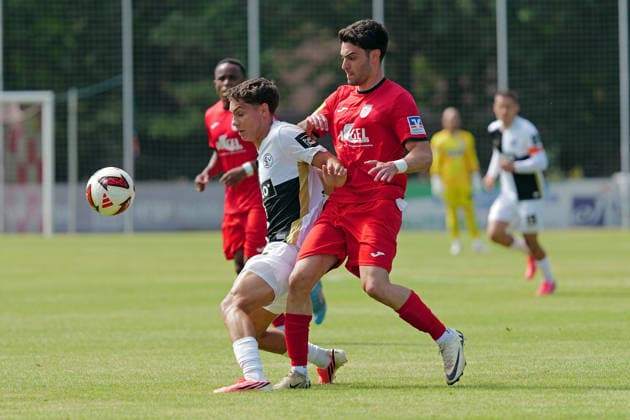04.07.2026, xovx, Fußball Bundesliga Testspiel, FC Gießen - SV Elversberg v.l. Jason Ceka (SV Elversberg), Ege Budda (FC Gießen) Gießen Waldstadion Hessen Deutschland (DE) *** July 4, 2026, xovx, Bundesliga Friendly Match, FC Gießen vs. SV Elversberg, Jason Ceka (SV Elversberg), Ege Budda (FC Gießen), Waldstadion, Gießen, Hesse, Germany, DE