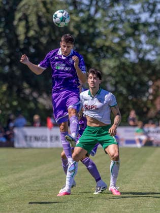 Stammham, Deutschland 04. Juli 2026: Testspiel - 2026 2027 - FC Ingolstadt 04 gegen VfB Eichstätt Im Bild: v. li. im Zweikampf Georgios Antzooulas (FCI) und Moritz Gündling Guendling (VfB) Sportanlage SV Stammham Bayern *** Stammham, Germany, July 4, 2026: 2026-2027 preseason match between FC Ingolstadt 04 and VfB Eichstätt. Pictured, from left, in a tackle: Georgios Antzooulas (FCI) and Moritz Gündling (VfB). SV Stammham Sports Complex, Bavaria Copyright: xFotostandx xSchäferx